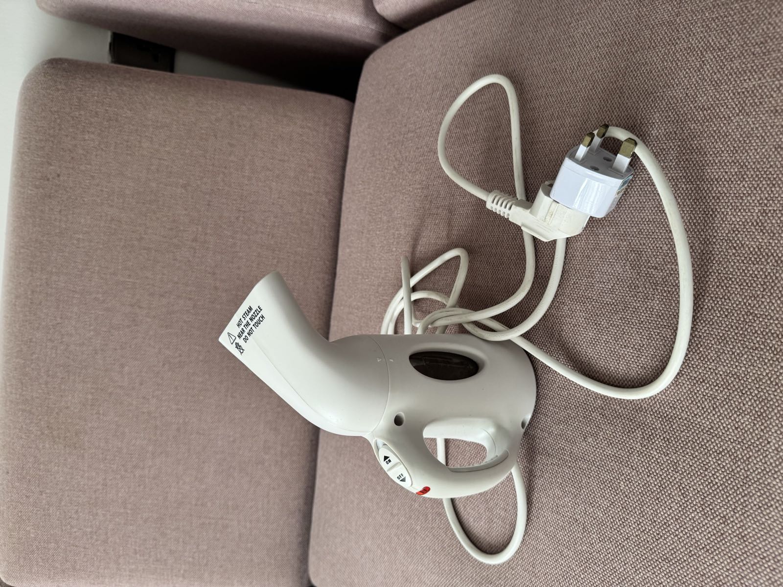 Handheld garment steamer — image 1