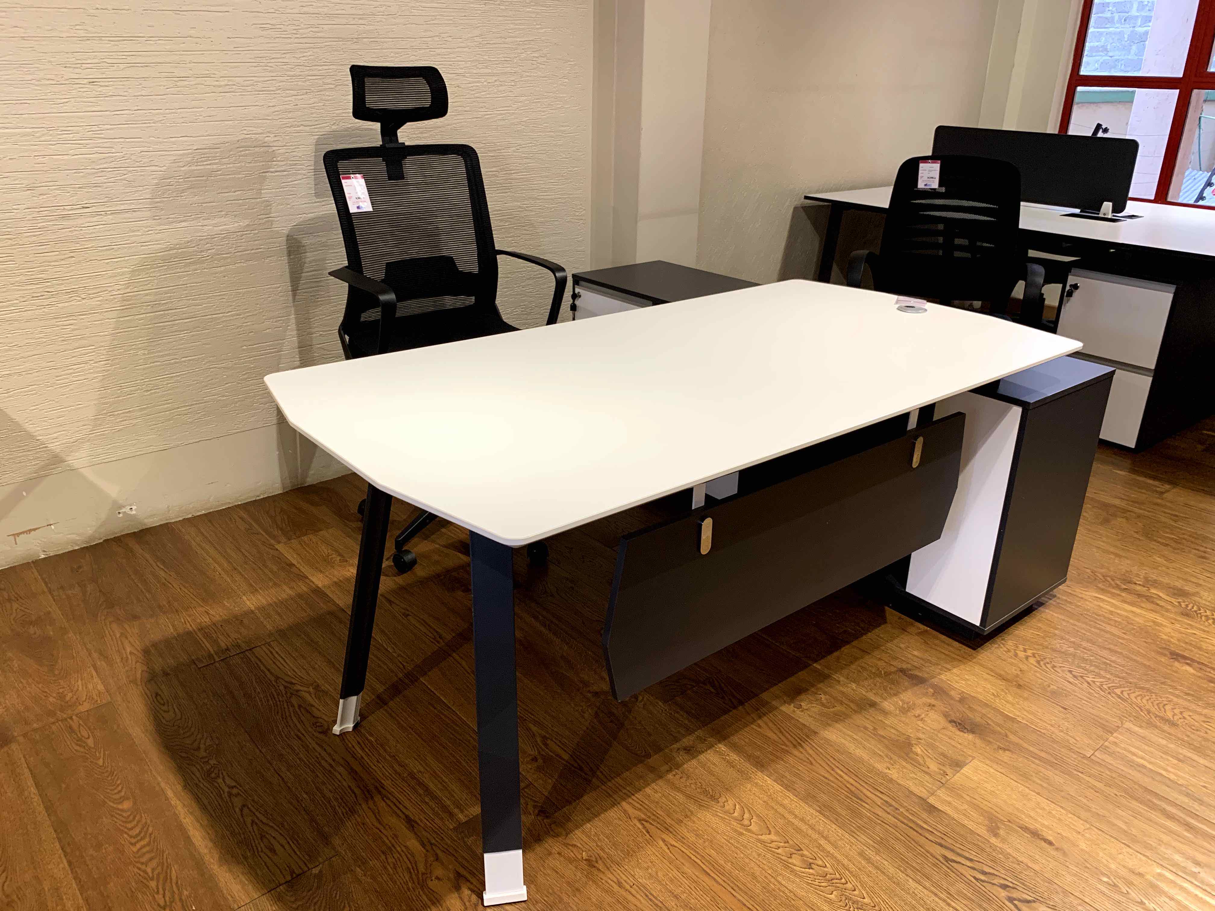 L-Shaped Office Table — image 2