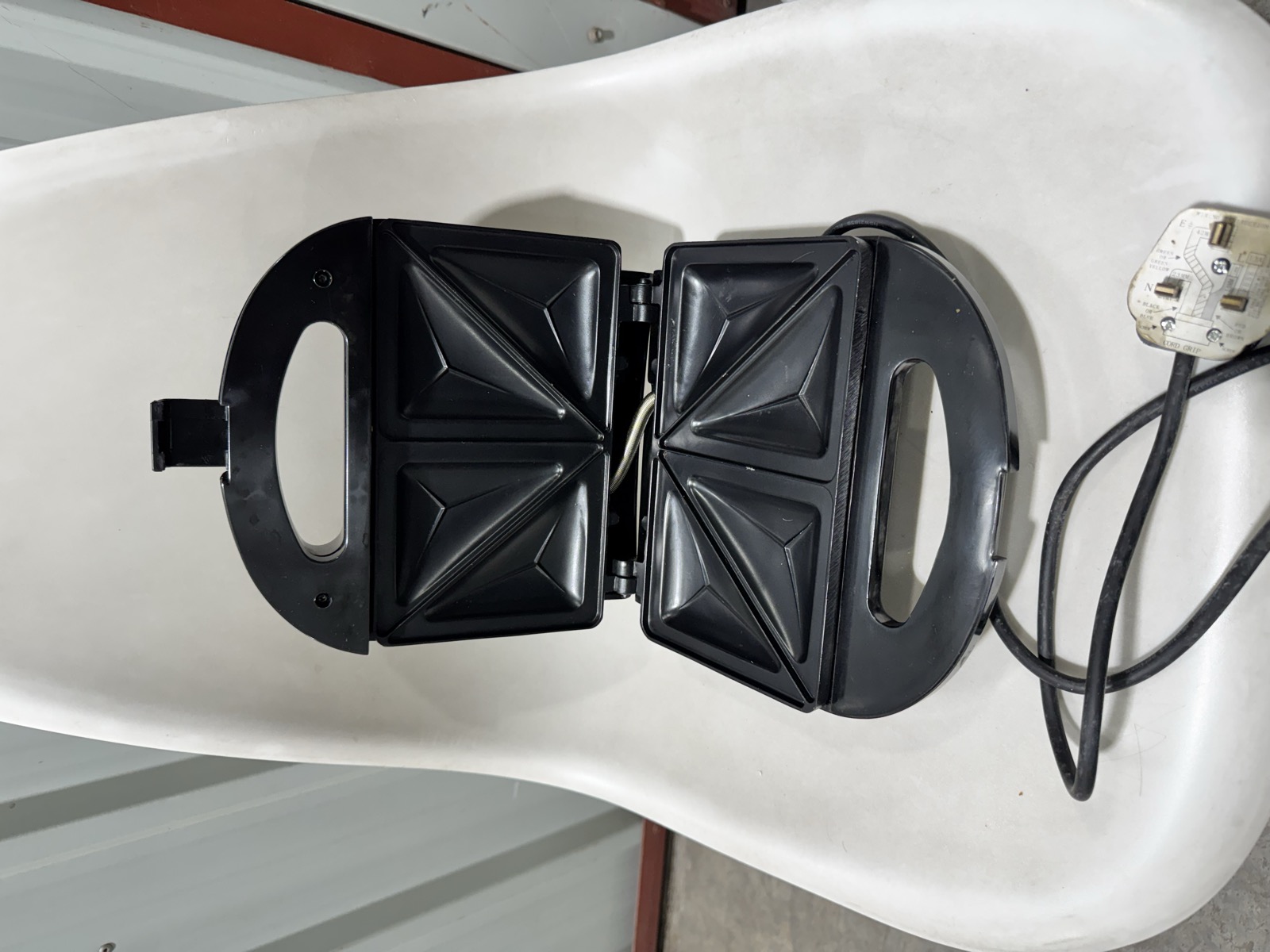 Ramtons RE/113 2-Slice Sandwich Toaster — image 2